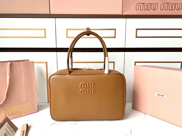 スーパーコピーブランドバッグ正面デザイン